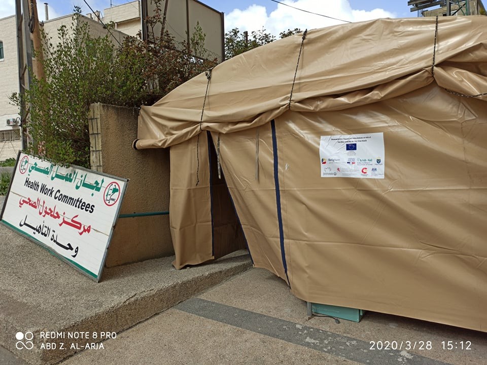 مركز حلحول الصحي يقيم خيمة طبية أمام مبناه (3).jpg