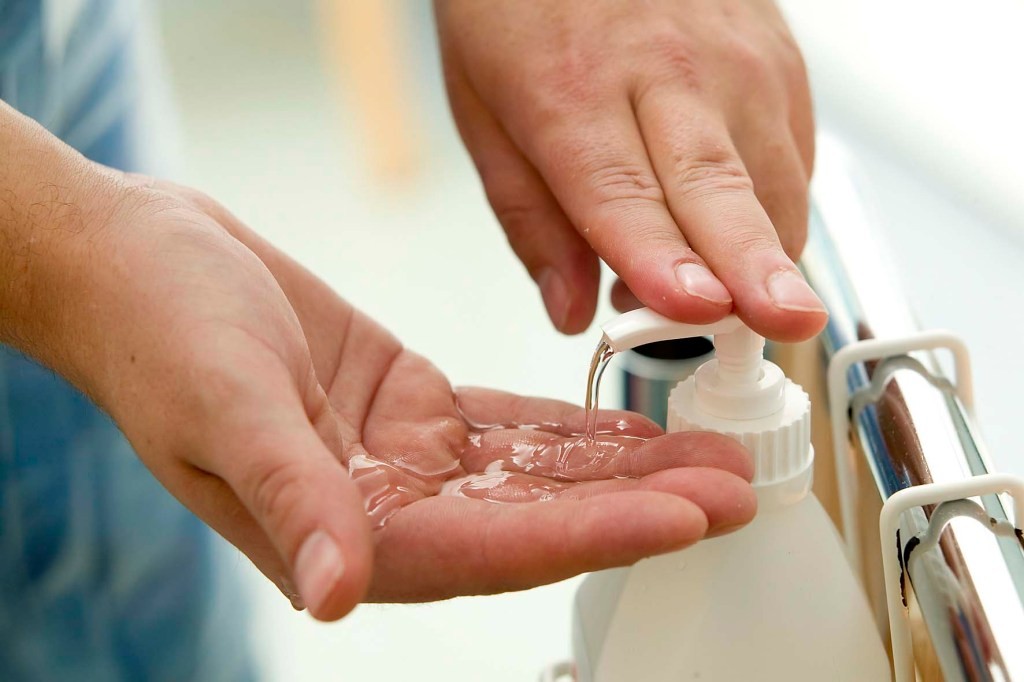 تعقيم اليدين بالكحول.jpg