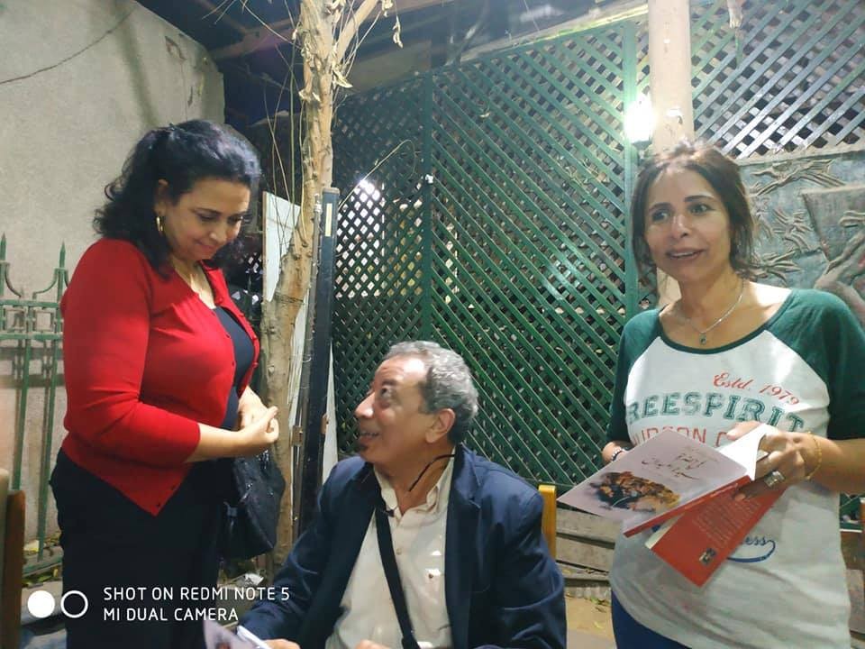 جانب من توقيع الكتاب.jpg