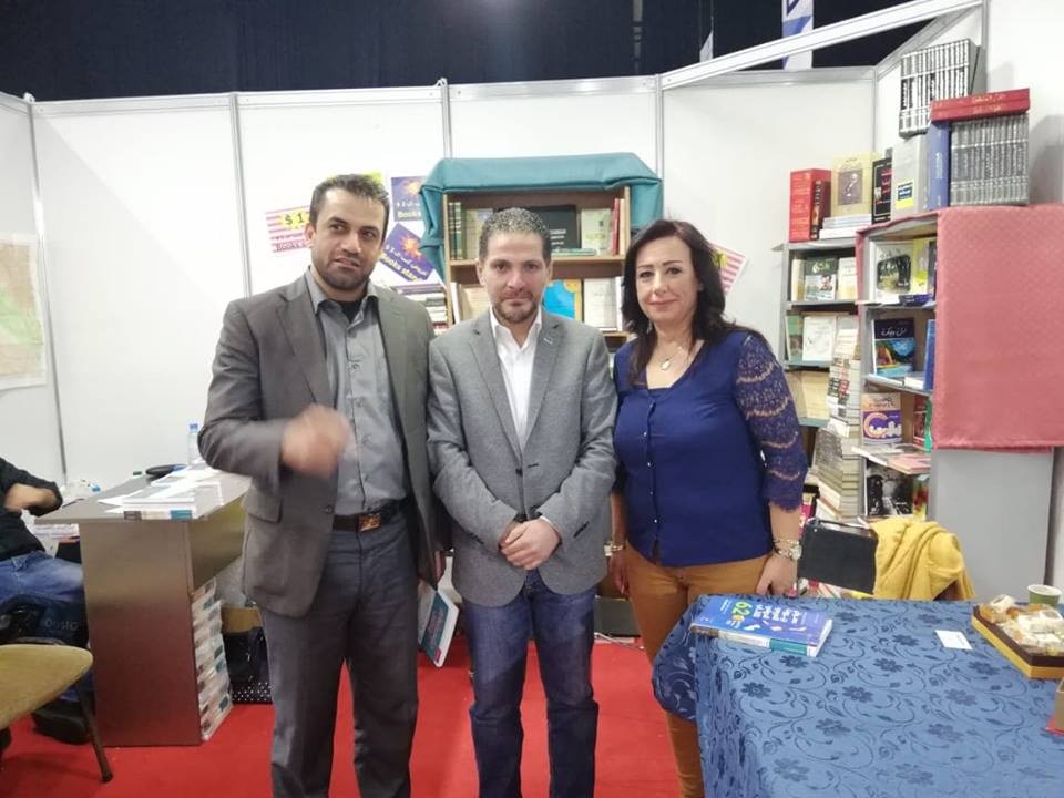 انتصار الدنان توقيع كتاب.jpg