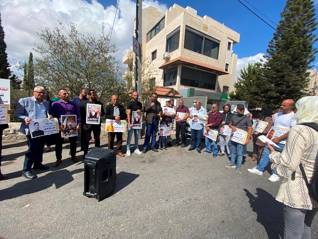 وقفة تضامنية امام مقر الصليب الاحمر في بيت لحم مع الاسرى المضربين عن الطعام (3).JPG