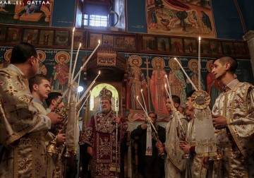 الطائفة الأرثوذكسية المسيحية الفلسطينية تحتفل بعيد الميلاد المجيد في غزة - تصوير عمر القطاع