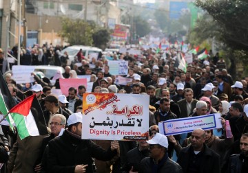 مسيرة احتجاجية لموظفي وكالة غوث وتشغيل اللاجئين الفلسطينيين في قطاع غزة، احتجاجاً على تقليص الدعم للأونروا