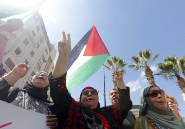 دعماً للمصالحة.. فلسطينيون يتظاهرون على دوار المنارة