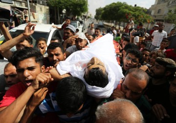 جماهير شعبنا تشيّع جثمان الشهيد عبد الفتاح أبو عزوم في رفح