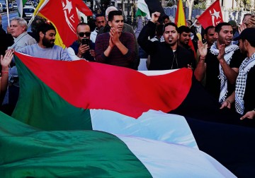 تظاهرة أمام سفارة العدو الصهيوني في أثينا، وفاءً لشهداء الشعب الفلسطيني