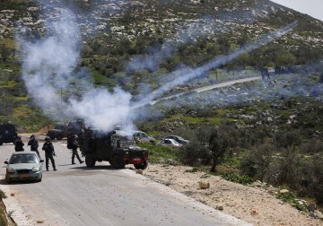 مواجهات عنيفة مع جنود الاحتلال في جبل العرمة شرق بيتا 