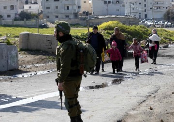 معاناة الفلسطينيين على حواجز الاحتلال في مخيم الفوار