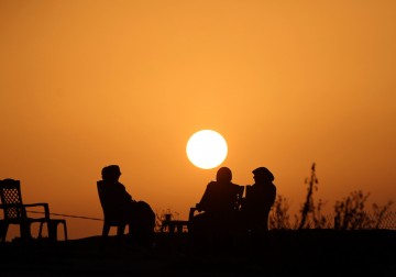 الاثنين: مشهد الغروب في بحر غزة