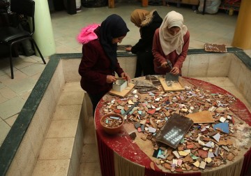 فلسطينيات يصنعن جدارية من الفسيفساء بعنوان "سيدة الربيع" بنابلس 