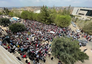 وقفة حاشدة بجامعة بيرزيت إسنادًا لأهالي شهداء جنين والقدس