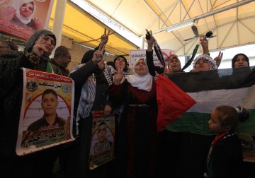 غزة.. الاعتصام الأسبوعي لأهالى الأسرى أمام مقر الصليب الأحمر