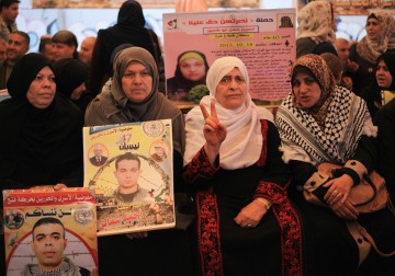 الاعتصام الأسبوعي لأهالي الأسرى أمام مقر الصليب الأحمر في غزة