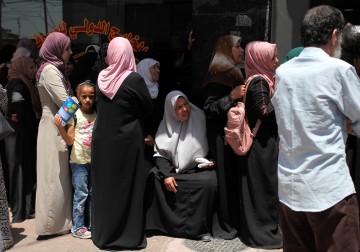المئات ينتظرون صرف شيكات الشؤون الاجتماعية في غزة