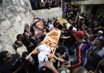 عائلة الشوامرة جنوب الخليل تودع أبناءها الذين قضوا غرقًا في حفرة امتصاصية