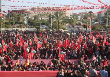 "انطلاقتنا مقاومة".. عشرات الآلاف يحيون انطلاقة الشعبية في غزة
