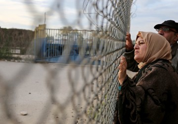 19 فبراير 2018 - أهالي العالقين في مصر ينتظرون عودة ذويهم إلى قطاع غزة بجانب أسوار معبر رفح البري