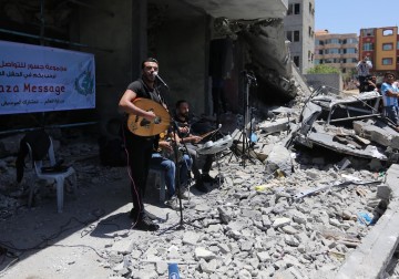 حفل فني في غزة على أنقاض المنازل المدمرة 