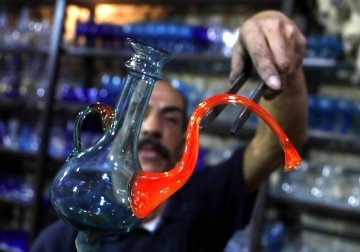 يعقوب النتشة فنان في تشكيل الزجاج منذ 40 عامًا في الخليل