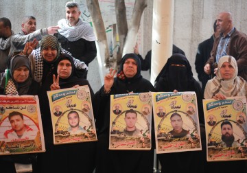 19 فبراير 2018 -أهالي الأسرى في سجون الاحتلال يعتصمون أمام مقر الصليب الأحمر في غزة