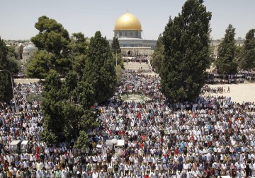 وفا  القدس المحتلة - الآلاف يؤدون الجمعة الثالثة من رمضان في المسجد الأقصى