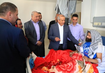 وفد قيادي من الجبهة الشعبية يتفقَّد جرحى 