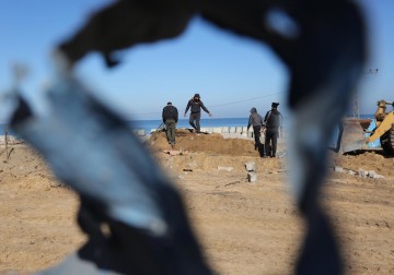 الاحتلال يقصف مواقع للمقاومة في قطاع غزة