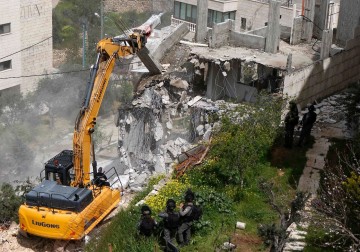الاحتلال يهدم مبنى لفلسطينيين في مدينة بيت جالا 