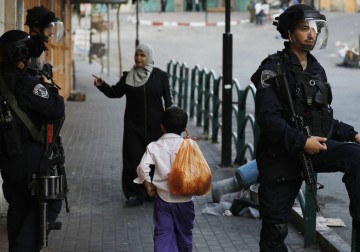 الاحتلال يضيق على الفلسطينيين في الخليل لحماية مسيرة استيطانية