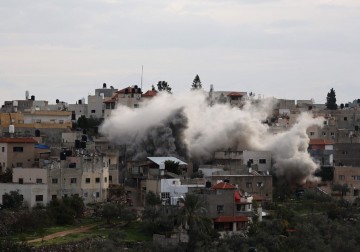 الاحتلال يفجّر ثلاث شقق سكنية غرب جنين