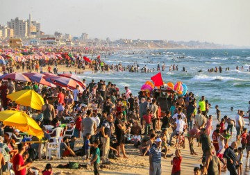 الغزيون يقضون إجازة يوم الجمعة على شاطئ بحر غزة