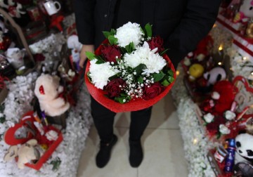 بائعون فلسطينيون يعرضون الزهور في عيد الحب  في مدينة غزة