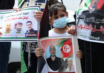 وقفة تضامنية مع الأسرى المضربين أمام الصليب الأحمر في نابلس