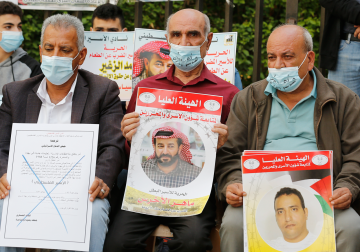 الاعتصام الأسبوعي لأهالي الأسرى أمام مقر الصليب الأحمر في البيرة 