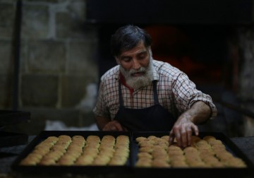 خبازون يعدون كعك العيد "المعمول" استعداداً لعيد الأضحى