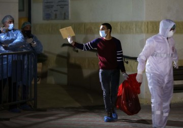 متعافون من كورونا يغادرون للحجر المنزلي في بيت لحم