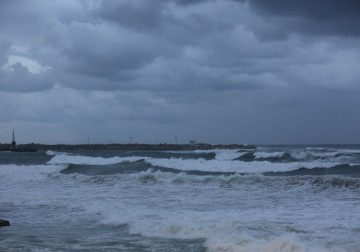 أجواء المنخفض الجوي على شاطئ بحر مدينة غزة