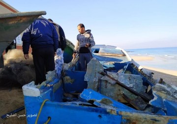 آثار القصف الصهيوني على قوارب الصيادين غرب دير البلح