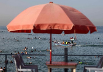 الغزيون يقضون إجازة يوم الجمعة على شاطئ بحر غزة