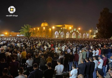 عشرات الآلاف يملؤون ساحات المسجد الأقصى المبارك ليلة السابع والعشرين من رمضان