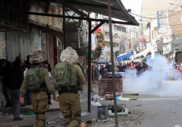جانب من المواجهات التي اندلعت مع قوات الاحتلال بالخليل
