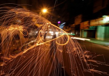 رغم الدمار وآثار العدوان.. أطفال يلهون في غزة 