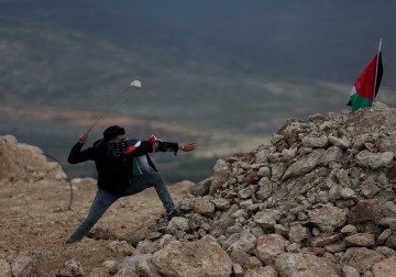 مواجهات بين الشبان وقوات الاحتلال في قرية المغير شمال شرق مدينة رام الله 