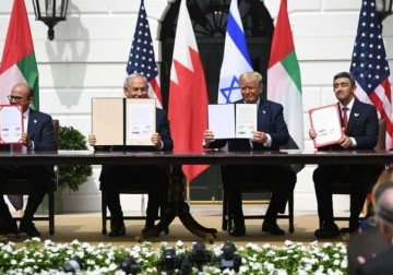 توقيع اتفاق العار بين الإمارات والبحرين مع الكيان الصهيوني برعايةٍ أمريكية 
