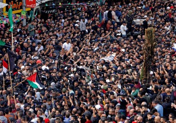 بمُشاركة عشرات الآلاف.. نابلس تشيّع شهدائها