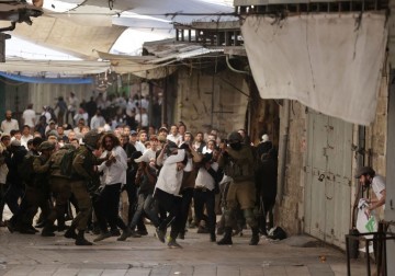 الخليل: مئات المستوطنين يقتحمون باب الزاوية ويعتدون على المواطنين