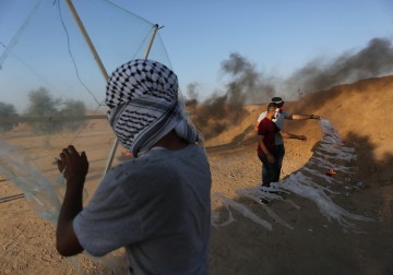 تجهيز الطائرات الورقية الحارقة قبل إطلاقها على أحراش الإحتلال