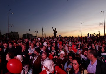 مئات المواطنين ينشدون 