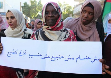 جماهير غفيرة تخرج وسط القطاع للمُطالبة بضرورة الإسراع في انهاء الانقسام
