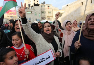 المئات من أنصار الجبهة الشعبية بخانيونس ينتفضون رفضًا لأوضاع القطاع الكارثية